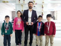 CELAL ATIK - Çözüm Koleji, Futbol Ve Satranç Turnuvalarında Adından Söz Ettirdi