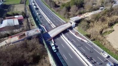 İtalya'da Otoban Köprü Çöktü Açıklaması 2 Ölü
