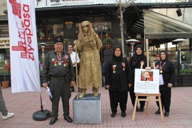 Kadın Kahramanlar Canlı Heykellerle Anıldı