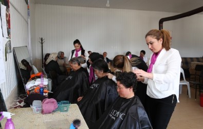 Kahvehaneyi Kuaföre Çevirdiler, Kadınlara Ücretsiz Saç Ve Cilt Bakımı Yaptılar