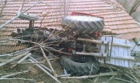 İSKILIPLI ATıF HOCA - Kontrolden Çıkan Traktör Evin Çatısına Düştü