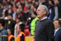 MUSTAFA DENİZLİ - Mustafa Denizli, Giresunspor Maçı İçin Takımını Islak Zeminde Hazırlıyor