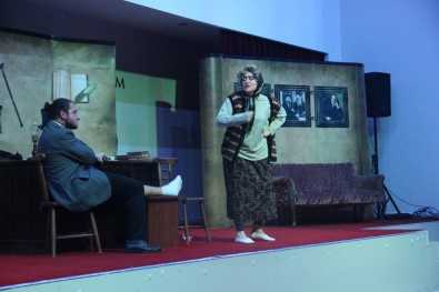 Ömürsün Doktor Tiyatro Oyunu Çan'da Sahnelendi