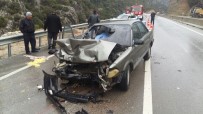 CEHENNEM DERESİ - Otomobil Kamyona Çarptı Açıklaması 1 Ölü, 5 Yaralı