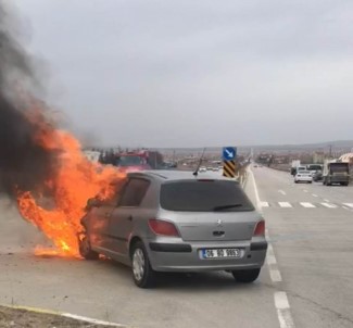 Seyir Halindeki Otomobil Alev Alev Yandı