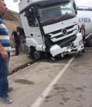 ÇAYıRHAN - Tekeri Patlayan Tır Kayalıklara Çarptı