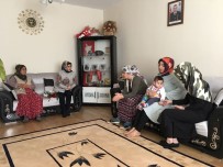 ŞEHİT ANNELERİ - Ülkücü Kadınlar Karanfil Dağıttı