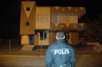 Adana'da, 23 Yaşındaki Genci Bir Öldüren Mahalle Muhtarının Evi Kundaklandı