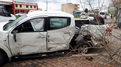 Adıyaman'da Polis Aracı İle Minibüs Çarpıştı Açıklaması 2 Polis Yaralı