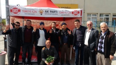 AK Parti Kepez'de Çiçek Dağıttı