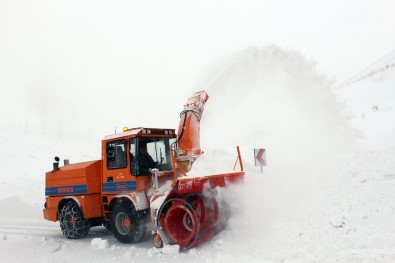 Doğu'da 'Kar Kaplanları' Karla Mücadele Çalışmalarını Sürdürüyor