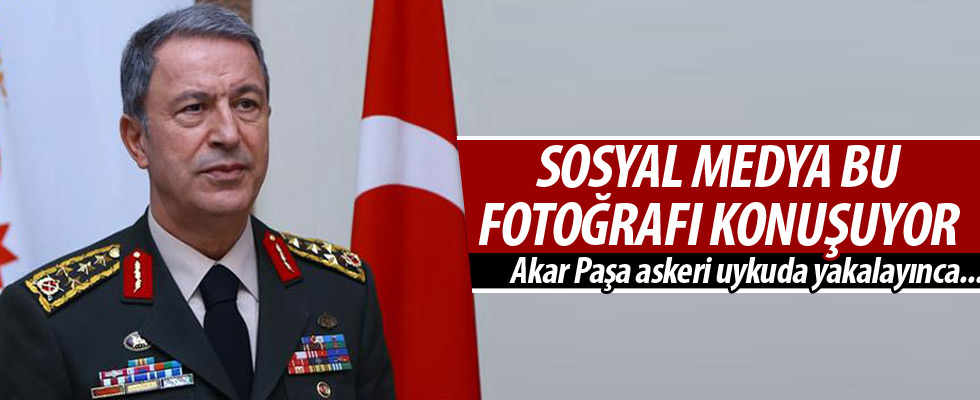 Hulusi Akar'ın fotoğrafı sosyal medyanın gündeminde
