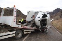 Oltu'da Kamyonlar Çarpıştı  Açıklaması 3'Ü Ağır 5 Yaralı