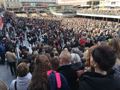 Stockholm'de  Binler Teröre Karşı 'Sevgi' Dedi