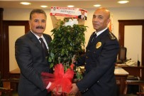 POLİS TEŞKİLATI - Başkan Tuna'dan Polise Çiçekli Kutlama