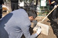 HACI BAYRAM - Çöpte Bulunan Bebeğin Mezar Taşına 'Kimsesiz' Yazıldı