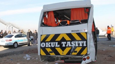 Kayseri'de Öğrenci Servisi İle Tır Çarpıştı
