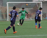 TEMİZLİK GÖREVLİSİ - Kadın Teknik Direktöre Sahada Doğum Günü Sürprizi