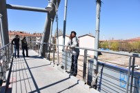 İNTIHAR - Üst Geçitteki İntihar Girişimine Polis Müdahale Etti