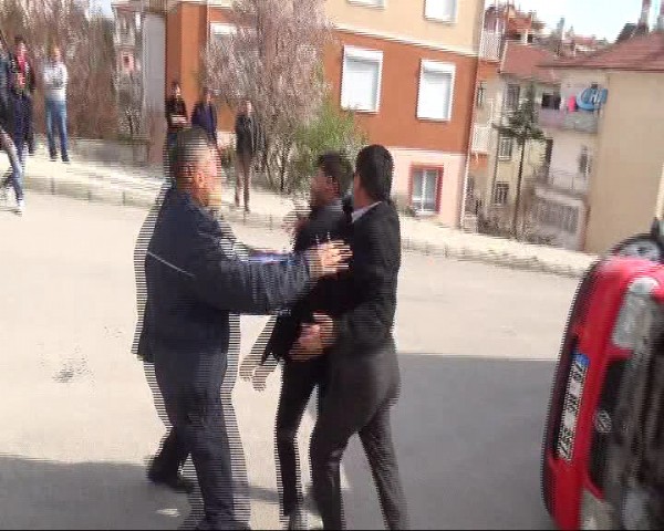 Aracını gören baba oğlunu tokatlı