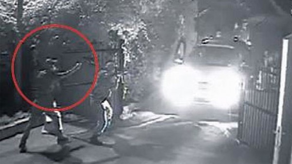 Tümgeneral askeri aracı bırakıp taksiyle kaçtı! Tek er çatıştı