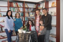 Genç Yazar Begüm Uysal, İstanbul'da Kitaplarını İmzaladı