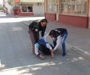 KALDIRIM TAŞI - Gençleri Zehirleyen Sokak Satıcılarına Şok Baskın