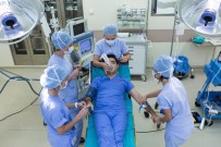 TIP DOKTORU - Hasta Duygularını Analiz Etmek İsteyen Doktor, Ameliyat Masasına Yattı