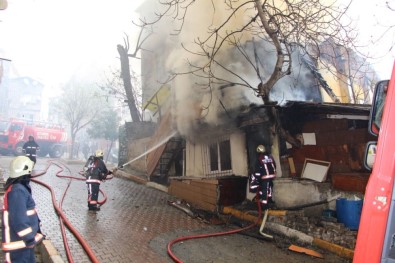 İstanbul'da Üç Katlı Bina Alev Alev Yandı