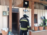 KULLAR - Prefabrik Evde Çıkan Yangın Korkuttu