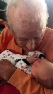 5 Günlük Torununu Kucağına Alan 105 Yaşındaki Dede Mest Oldu
