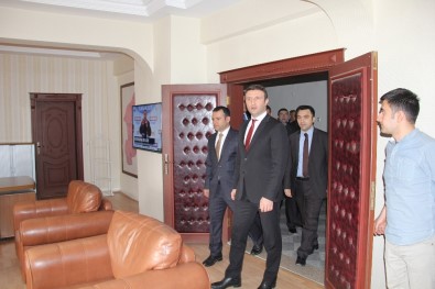 Bakan Yardımcısı Yegin, Şemdinli'de Temaslarda Bulundu
