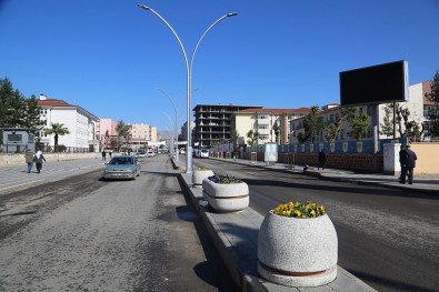 Cizre Belediyesi Orhan Doğan Caddesi'nin Çehresini Değiştirdi
