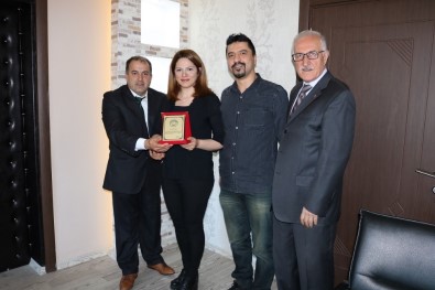 Dölek'ten Başarılı Doktorlara Plaket