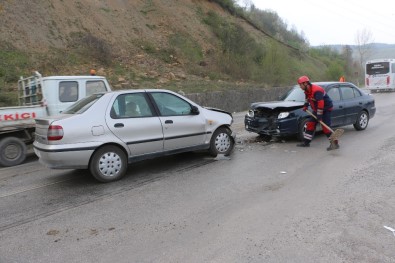 İki Otomobil Kafa Kafaya Çarpıştı Açıklaması 3 Yaralı