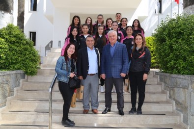 Kıbrıs Kız Hentbol Takımı Bodrum Belediyesi'ni Ziyaret Etti