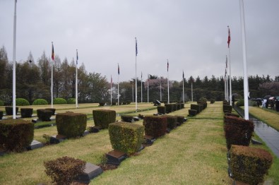 Gazetecilerden BM Kore Anıtsal Mezarlığı'na Ziyaret