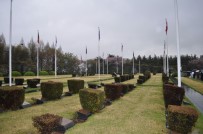 GÜNEY KORELİ - Gazetecilerden BM Kore Anıtsal Mezarlığı'na Ziyaret