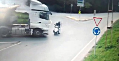 Hafriyat Kamyonu Ters Yönden Gelen Motosiklete Çarptı