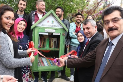 Üniversitelilerden Sokak Kütüphanesi