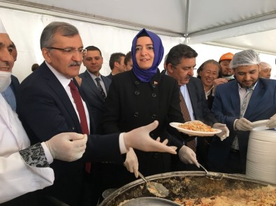 Bakan Kaya, Vatandaşlara Türkistan Pilavı İkram Etti