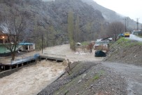 HABUR - Beytüşşebap'ta Sağanak Yağış Hayatı Felç Etti