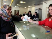 Büyükanneler maaşlarını almaya başladı