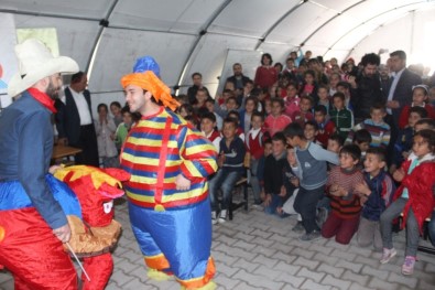 Depremzede Öğrenciler Tiyatro Ve Eğlence İle Moral Buldu