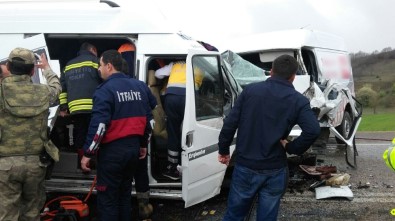 İki Minibüs Çarpıştı Açıklaması 16 Yaralı