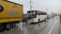SERVİS OTOBÜSÜ - İşçi Servisi Tıra Çarptı Açıklaması 8 Yaralı
