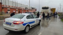 SERVİS OTOBÜSÜ - İşçi Taşıyan Otobüs TIR'a Arkadan Çarptı Açıklaması 8 Yaralı