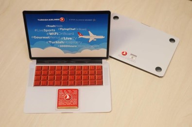 THY yolcularına laptop şeklinde çikolata dağıtıyor