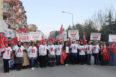 Afyonkarahisar'da Bakan Eroğlu'nun Katılımı İle 'Evet' Yürüyüşü Düzenlendi