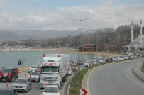 BURHAN KAYATÜRK - AK Parti Van'da Yüzlerce Araçlık Konvoyla 'Evet' Dedi